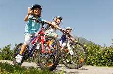 Gita in bicicletta con la famiglia lungo la ciclabile della Val d’Adige