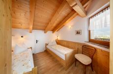 Ferienwohnung Tirol − Zimmer mit zwei Einzelbetten
