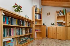 Bibliothek mit verschiedensten Büchern