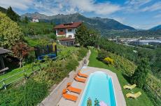 Piscina all’aperto con prato-relax