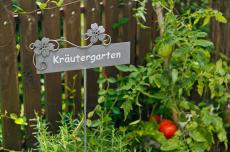 Bauerngarten mit Kräutern und Gemüse