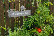 Bauerngarten mit Kräutern und Gemüse