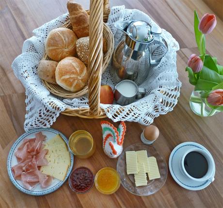 Cestino della prima colazione con prodotti del maso