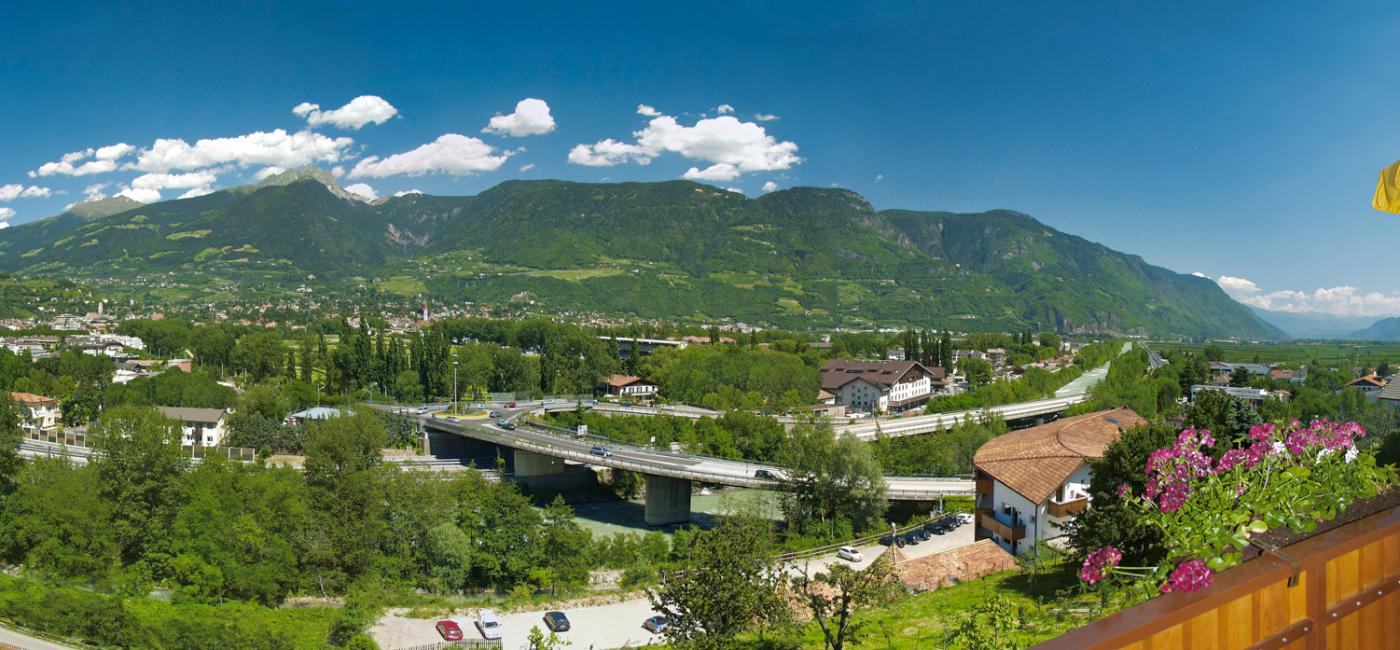 Vista dal balcone verso Merano e sull’Adige