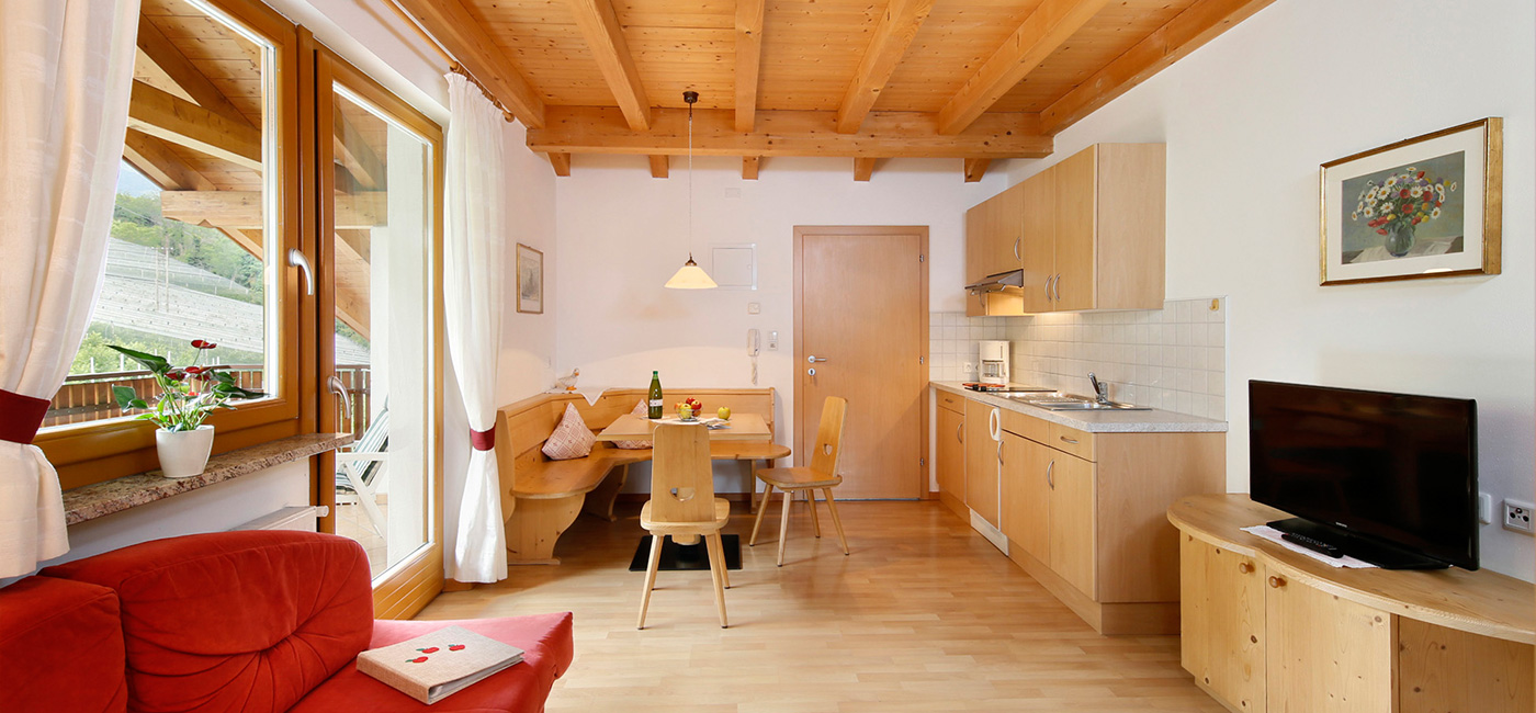 Ferienwohnung Marling − Wohnraum mit Küche